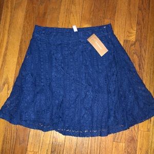 NWT Francesca’s Alga navy blue lace skirt, sz L